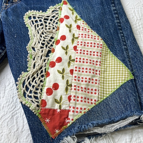 ⭐️Adorned Crown Textile reworked patch Big E Levi’s cut off shorts upcycle - Picture 3 of 12